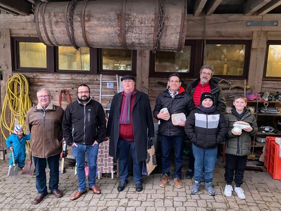 Mitglieder des Ortsvereins Trossingen nutzten die Gelegenheit, einige Produkte direkt einzukaufen.