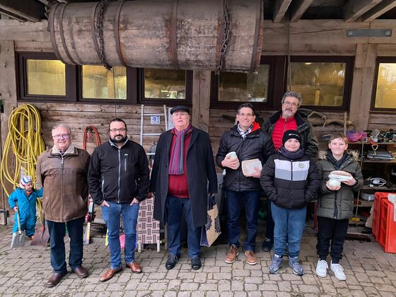 Mitglieder des Ortsvereins Trossingen nutzten die Gelegenheit, einige Produkte direkt einzukaufen.