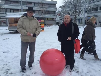 SPD Stadtrat Walter Thesz und SPD Kreisrat Marcus Kiekbusch auf dem Spaichinger Marktplatz